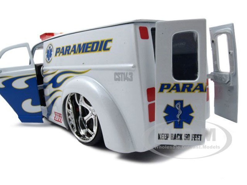 Div Cruiser Bus Paramedics Ambulance 1/24 Diecast Model Car by Jada