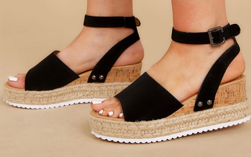 Meet Me Here Black Flatform Sandal For Women