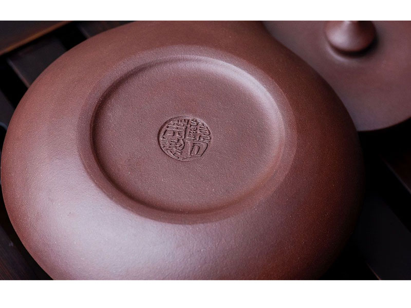 Qu Hu Yixing Zisha Teapot