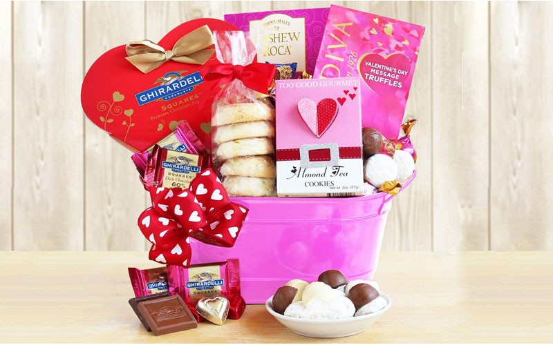 Valentines Day Sweets Gift Basket (7-Piece)